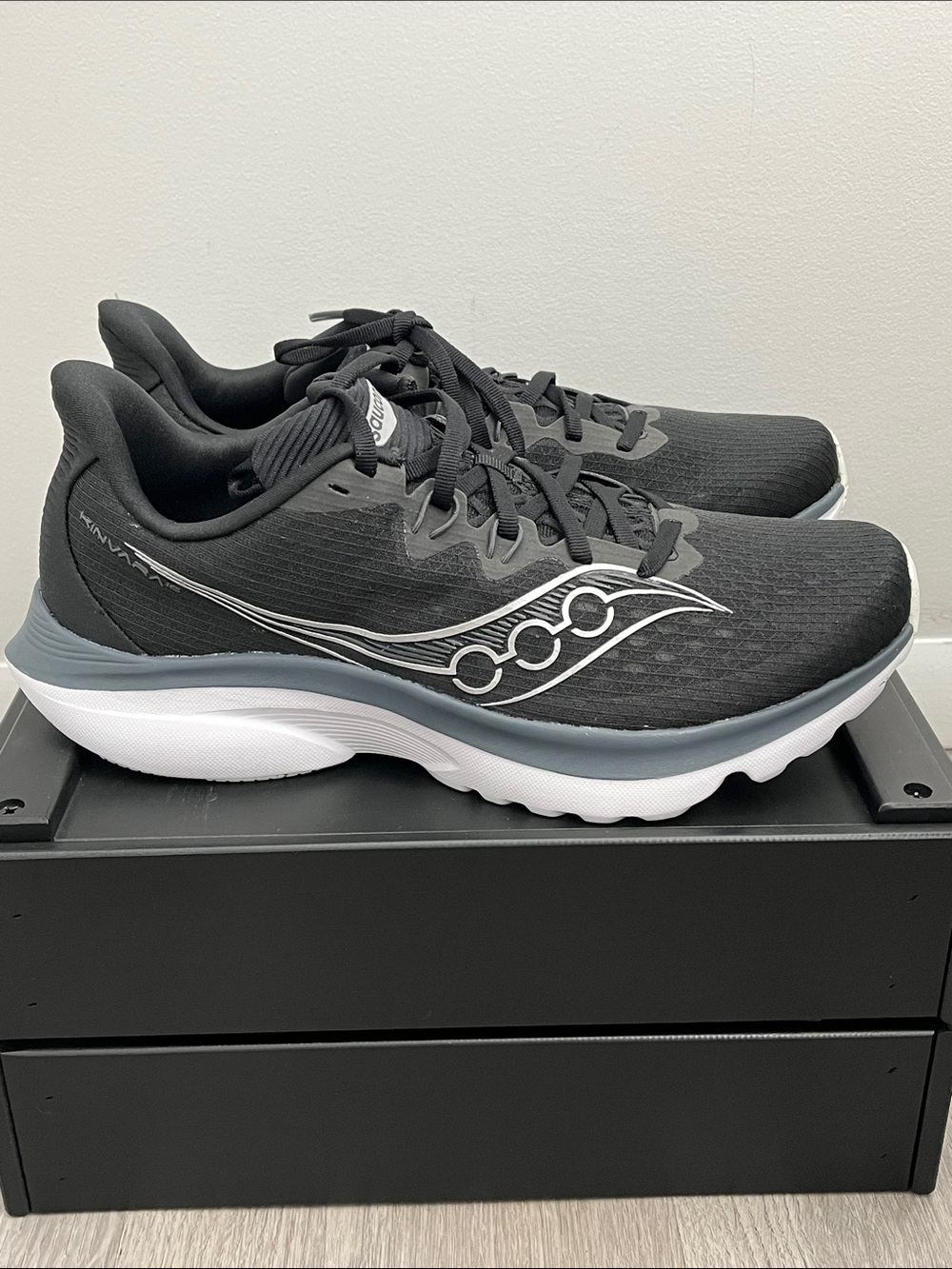 Saucony Kinvara 16 women’s running shoes sneakers black white size 10 new